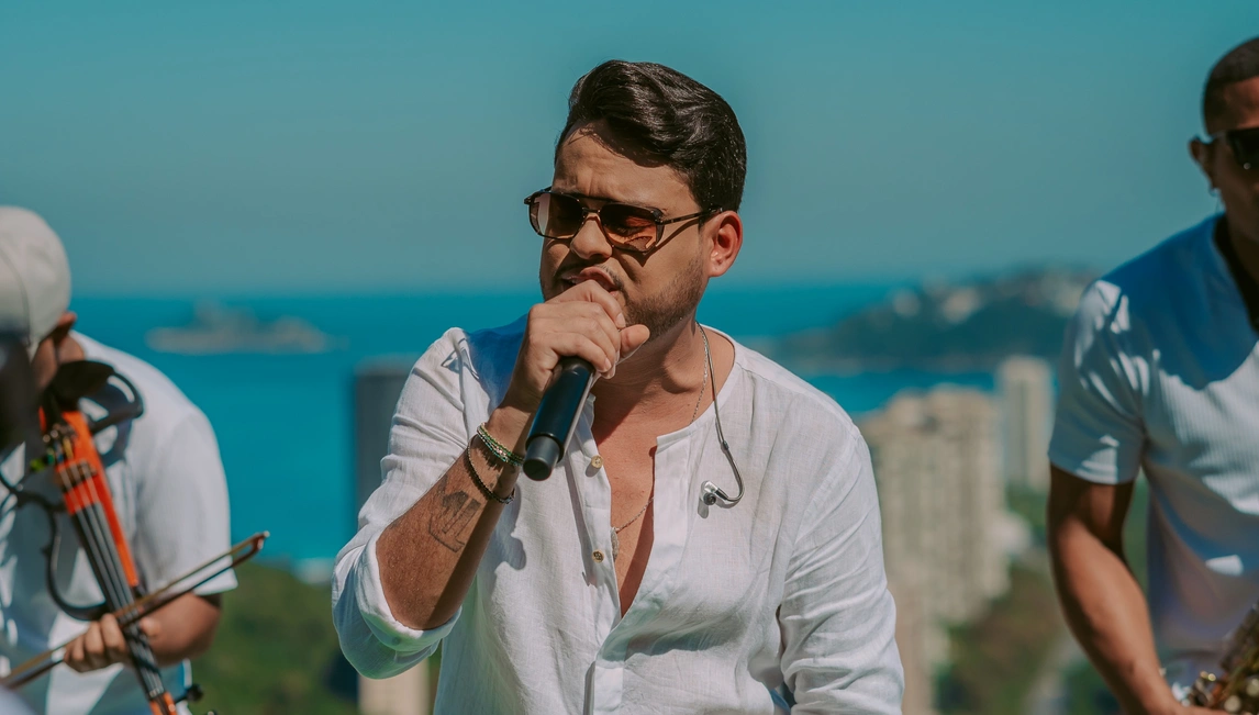 Thiago Aquino lança 'Nas Alturas 2.0' gravado na Rocinha