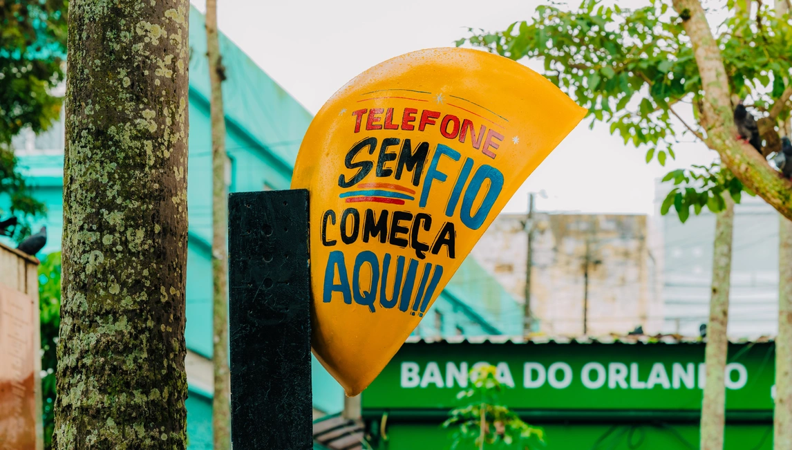 Mari Fernandez faz ação promocional com a música 'Telefone Sem Fio'