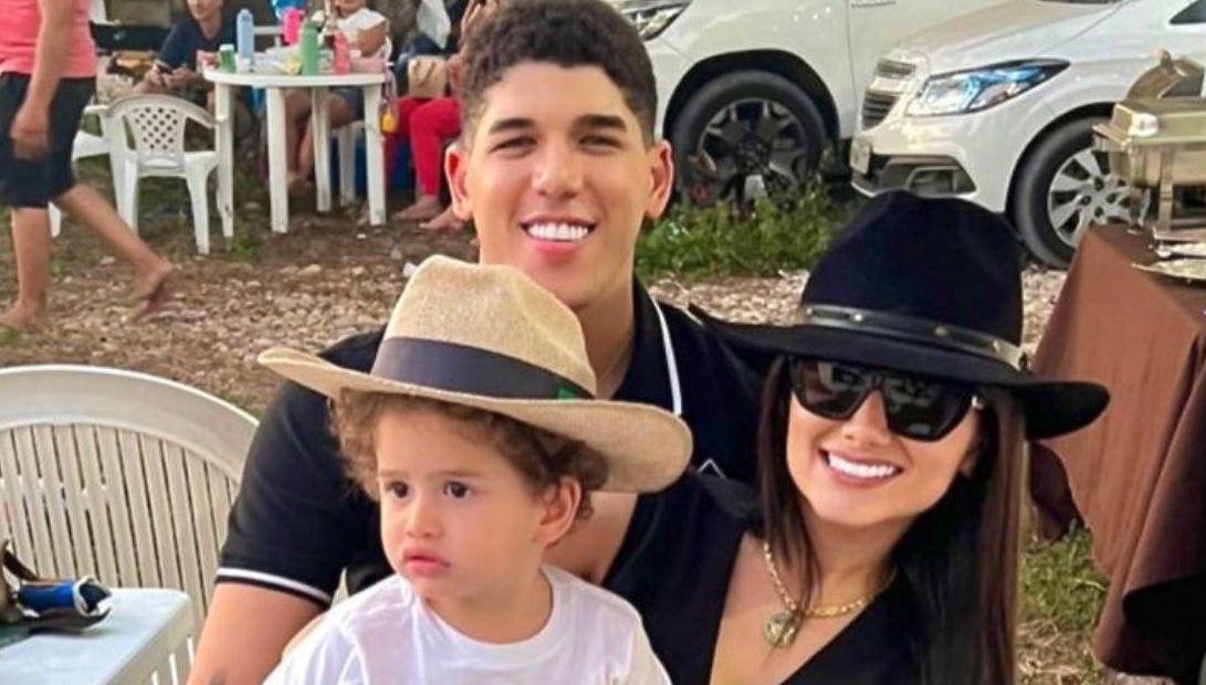 Zé Vaqueiro e Ingra se pronunciam sobre foto do filho feita por fãs