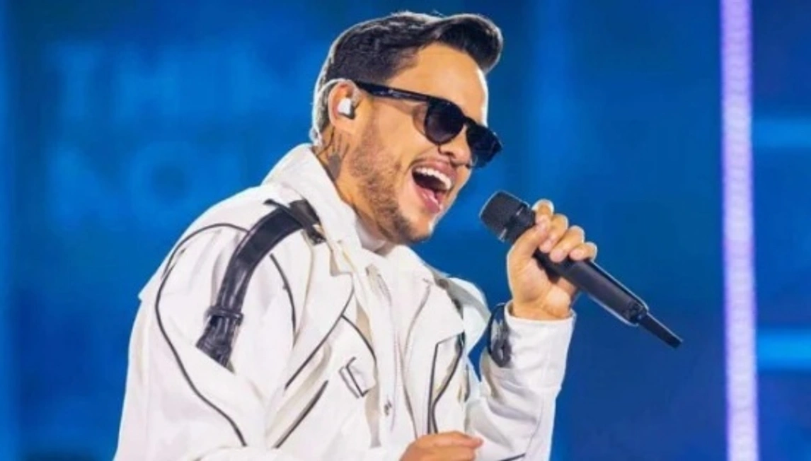 Thiago Aquino transforma a Rocinha em palco do arrocha